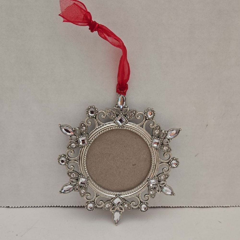 🎅🎅🎅Silver Snowflake Ornament w/Faux Crystals & Red Ribbon EUC 4" Diameter